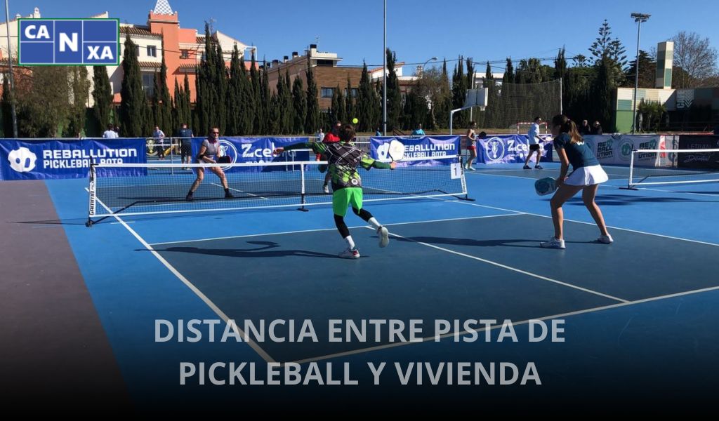 distancia entre pista pickleball y vivienda