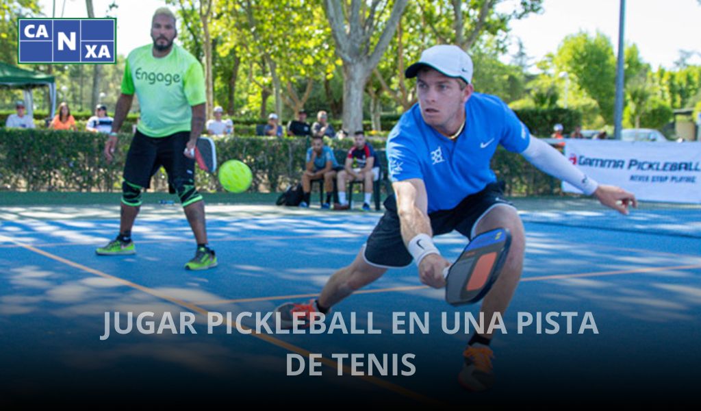 jugar pickleball en una pista de tenis